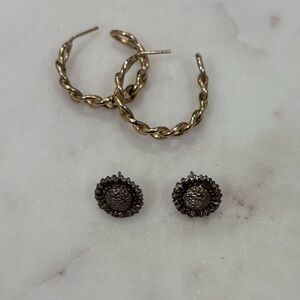 Set of two earrings including gold Chain pattern hoops and sunflower Studs